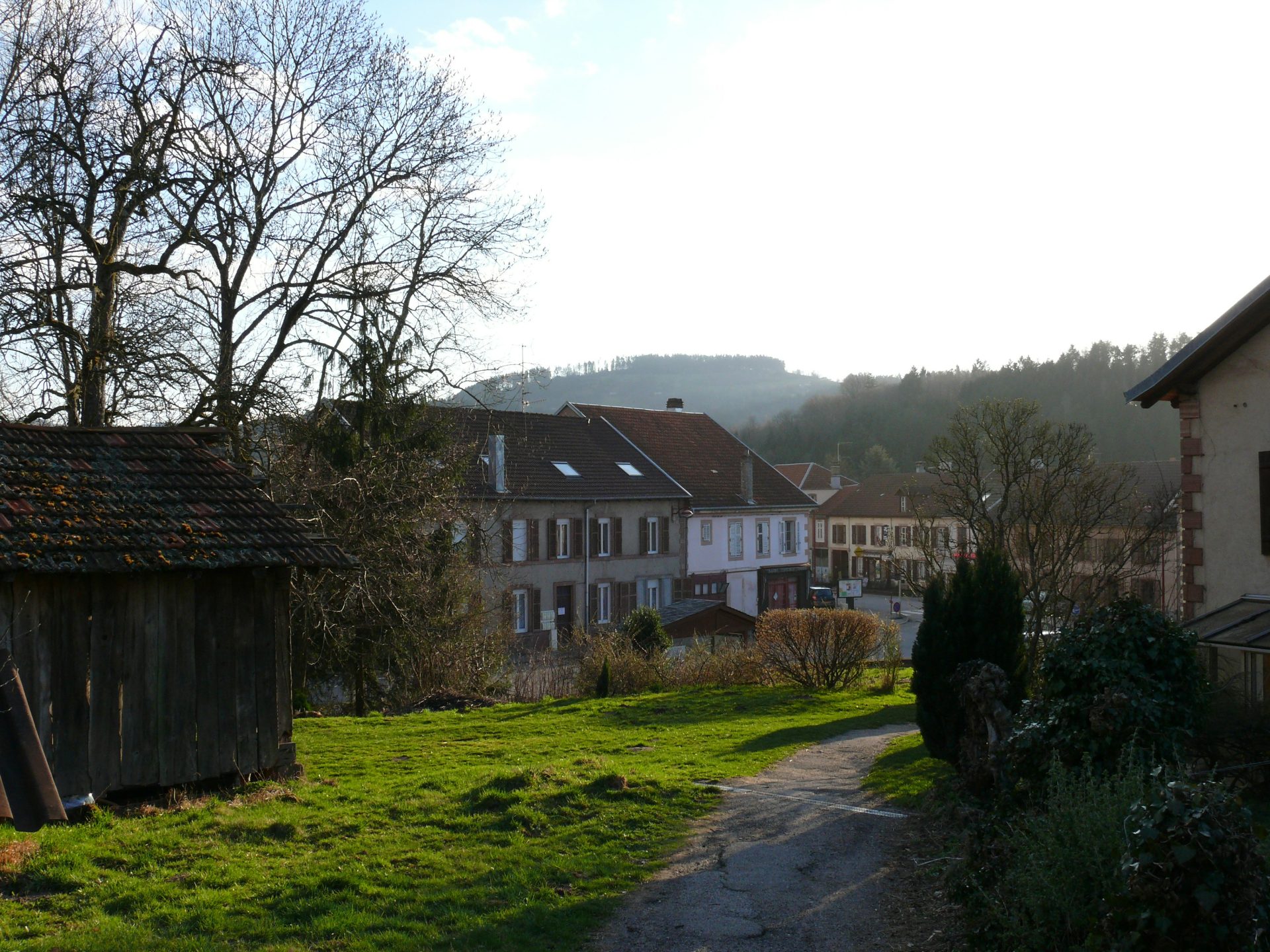 Une femme en tenue décontractée est assise sur un canapé et discute avec un psychologue et d'autres personnes du groupe.